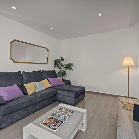 아파트 Elegant Flat With Balcony In By Hostwise
