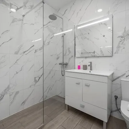 Elegant Flat With Balcony In By Hostwise *