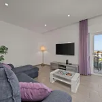 Elegant Flat With Balcony In By Hostwise Apartmán *