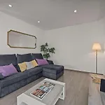 Appartement Elegant Flat With Balcony In By Hostwise